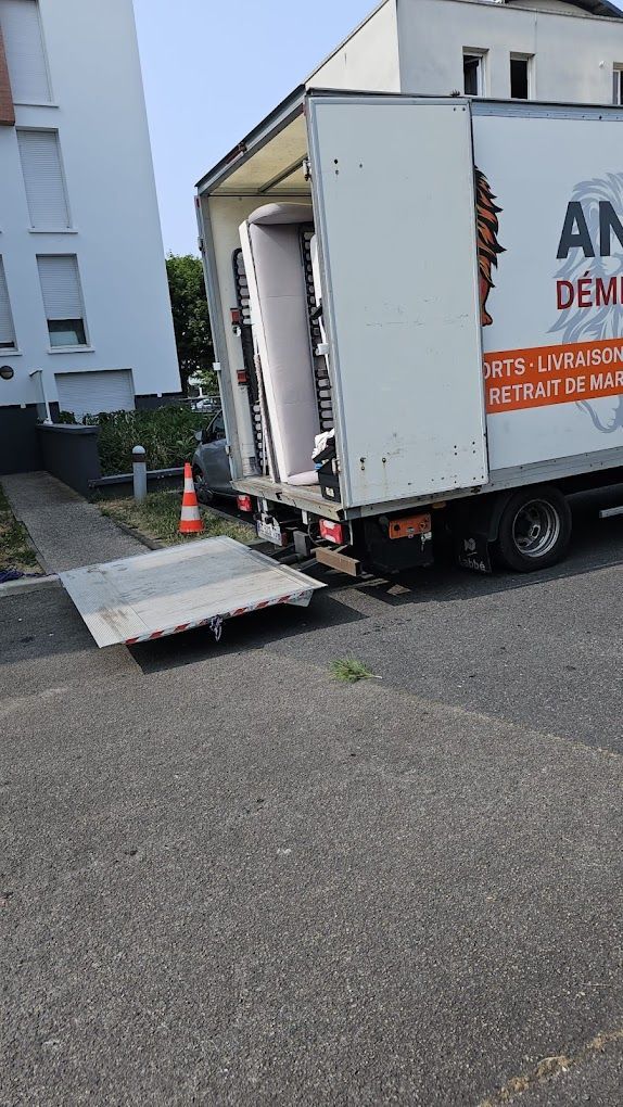 Camion de déménagement avec hayon