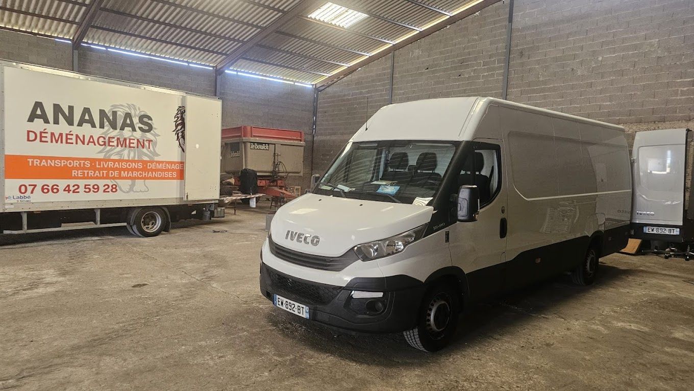 Camions de déménagement dans un hangar