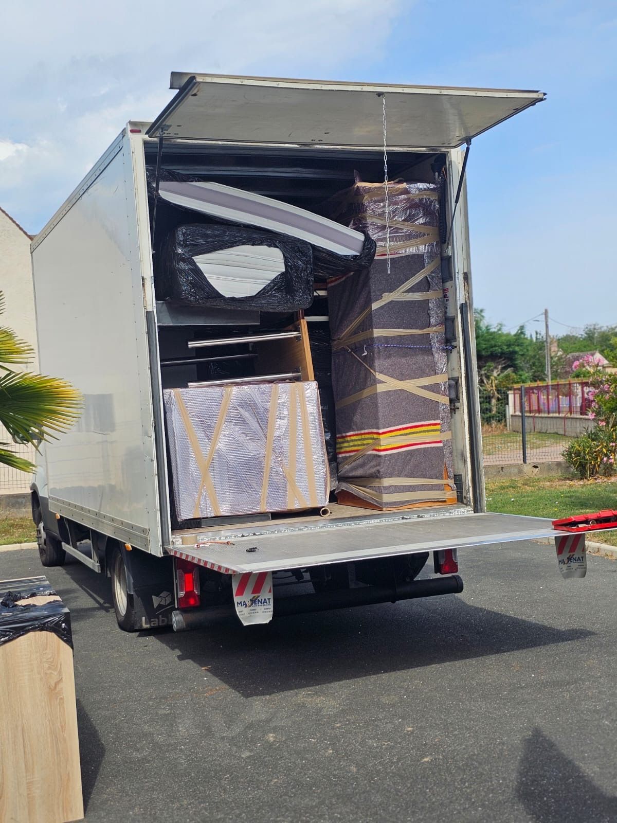Du mobilier emballé dans un camion de déménagement
