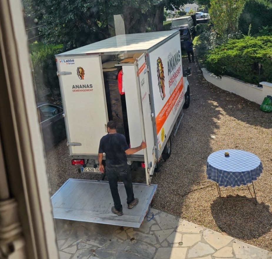Déménageur qui ouvre la parte arrière d'un camion