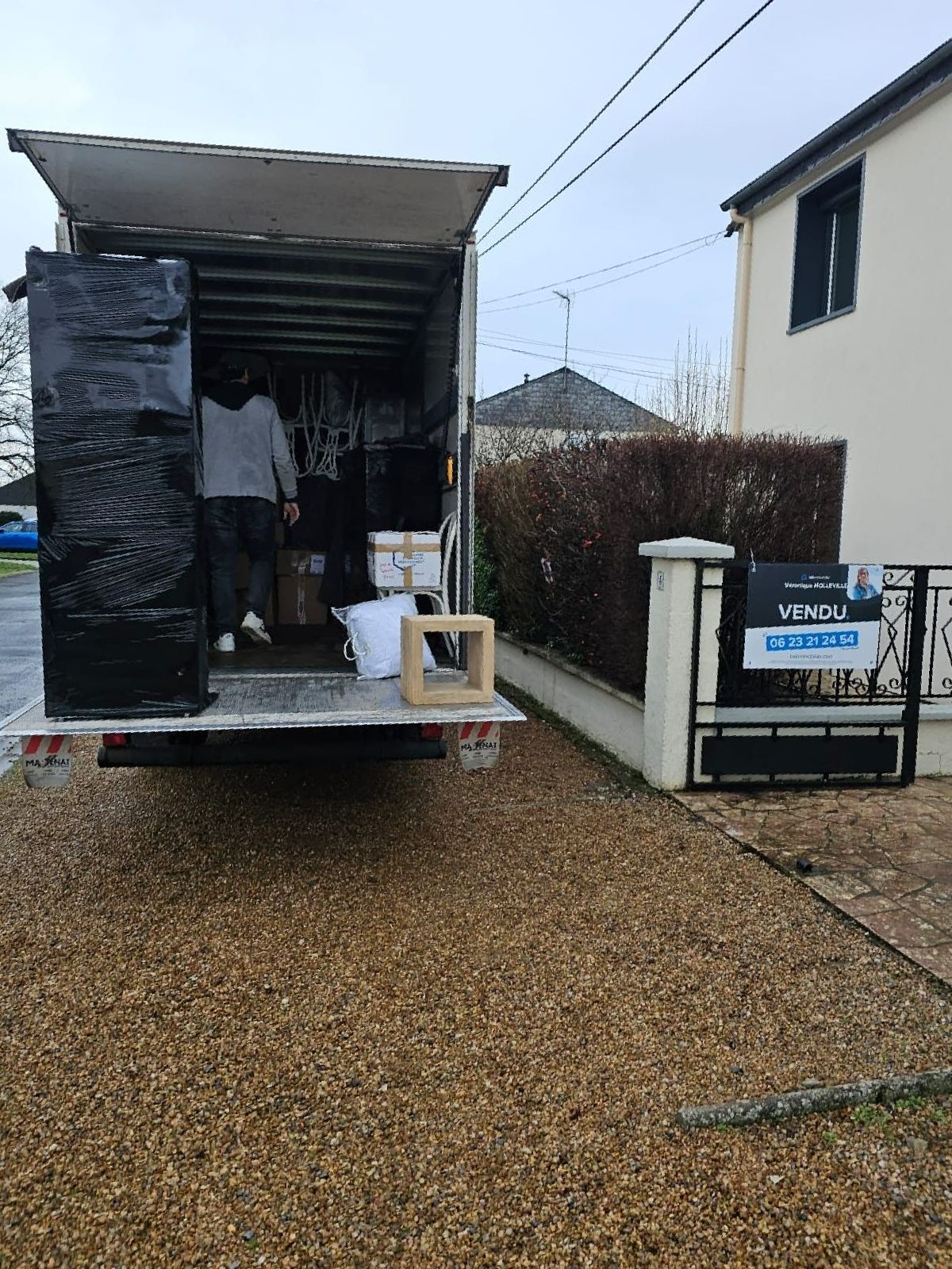 Camion de déménagement dans une allée de maison