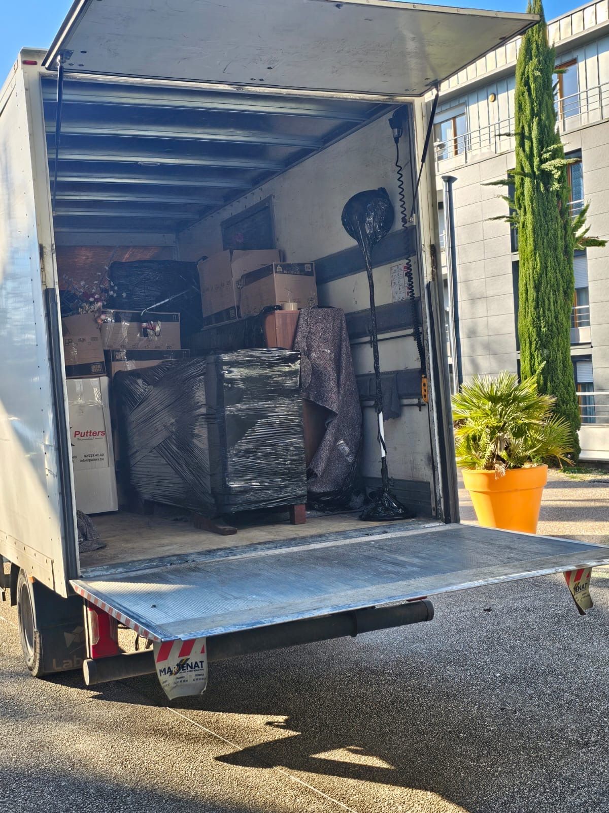 Objets emballés dans un camion de déménagement