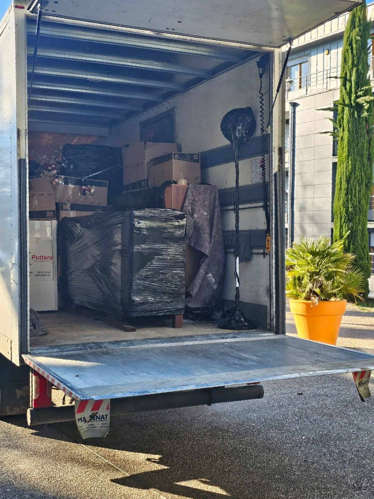 Cartons de déménagement sur un bureau