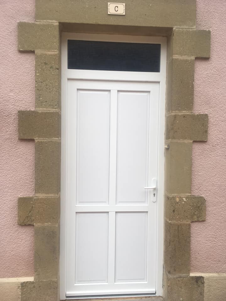 Installation de porte d'entrée