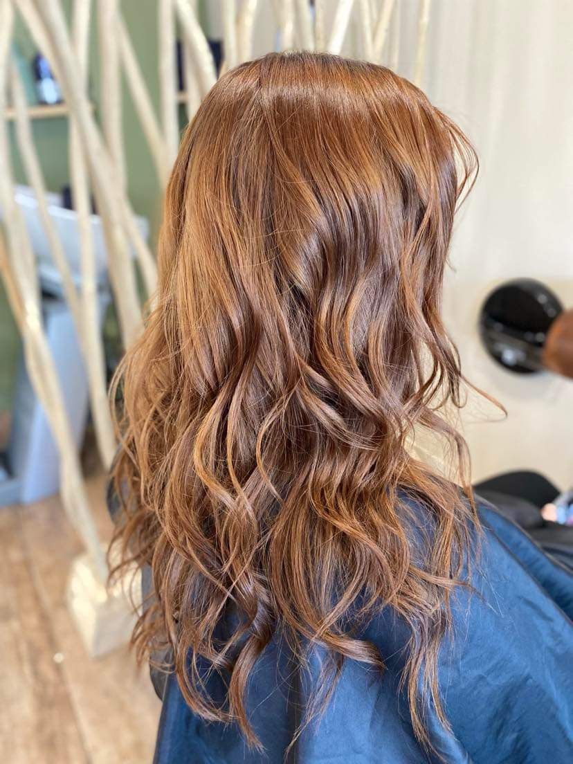 Cheveux longs après coiffage et couleur naturelle