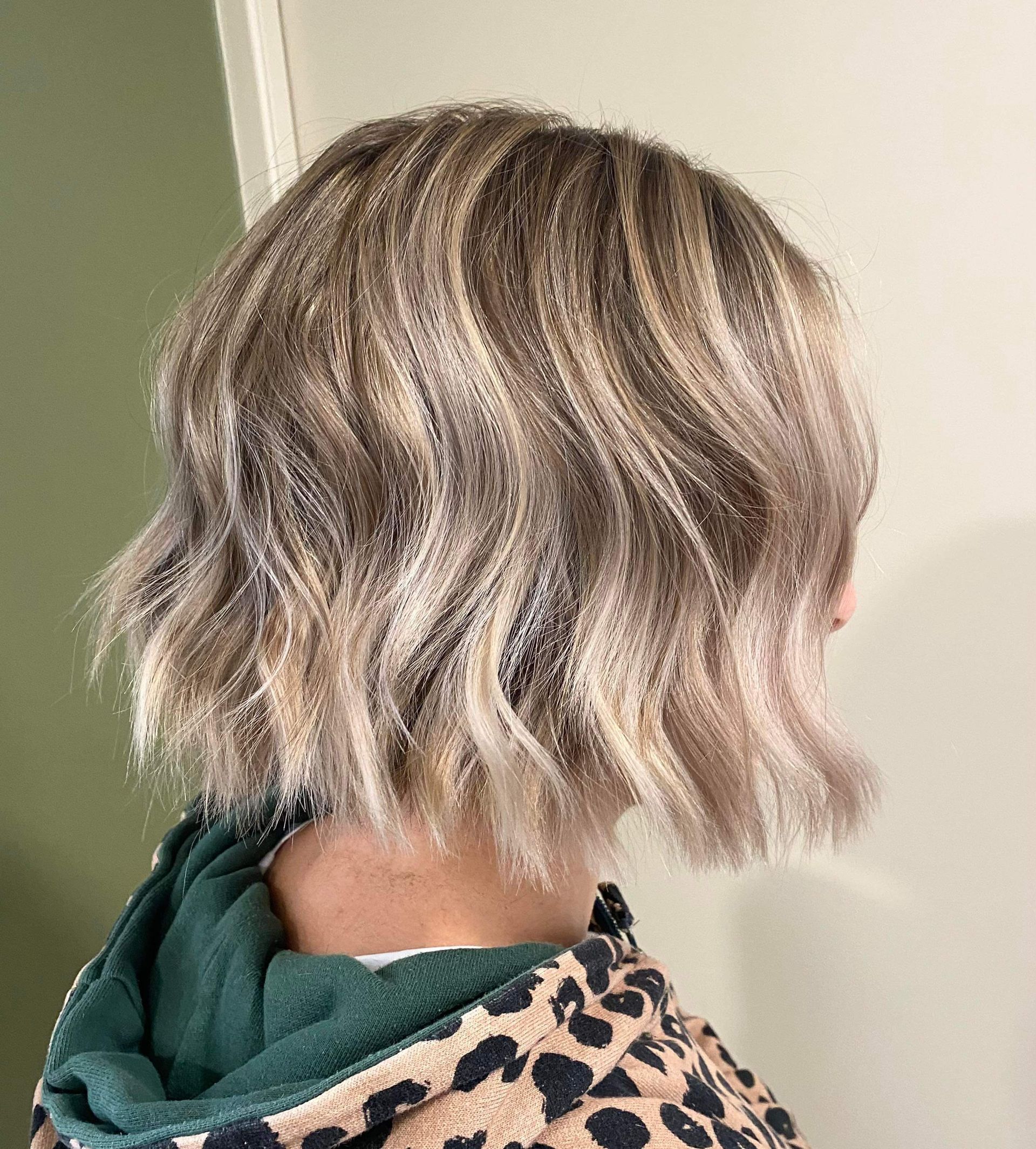 Cheveux courts avec mèche et reflets blonds