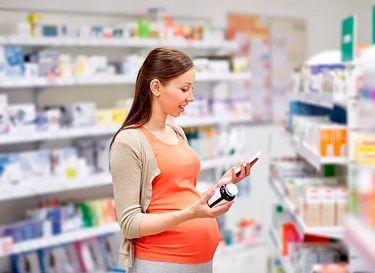 Mujer mirando medicamento