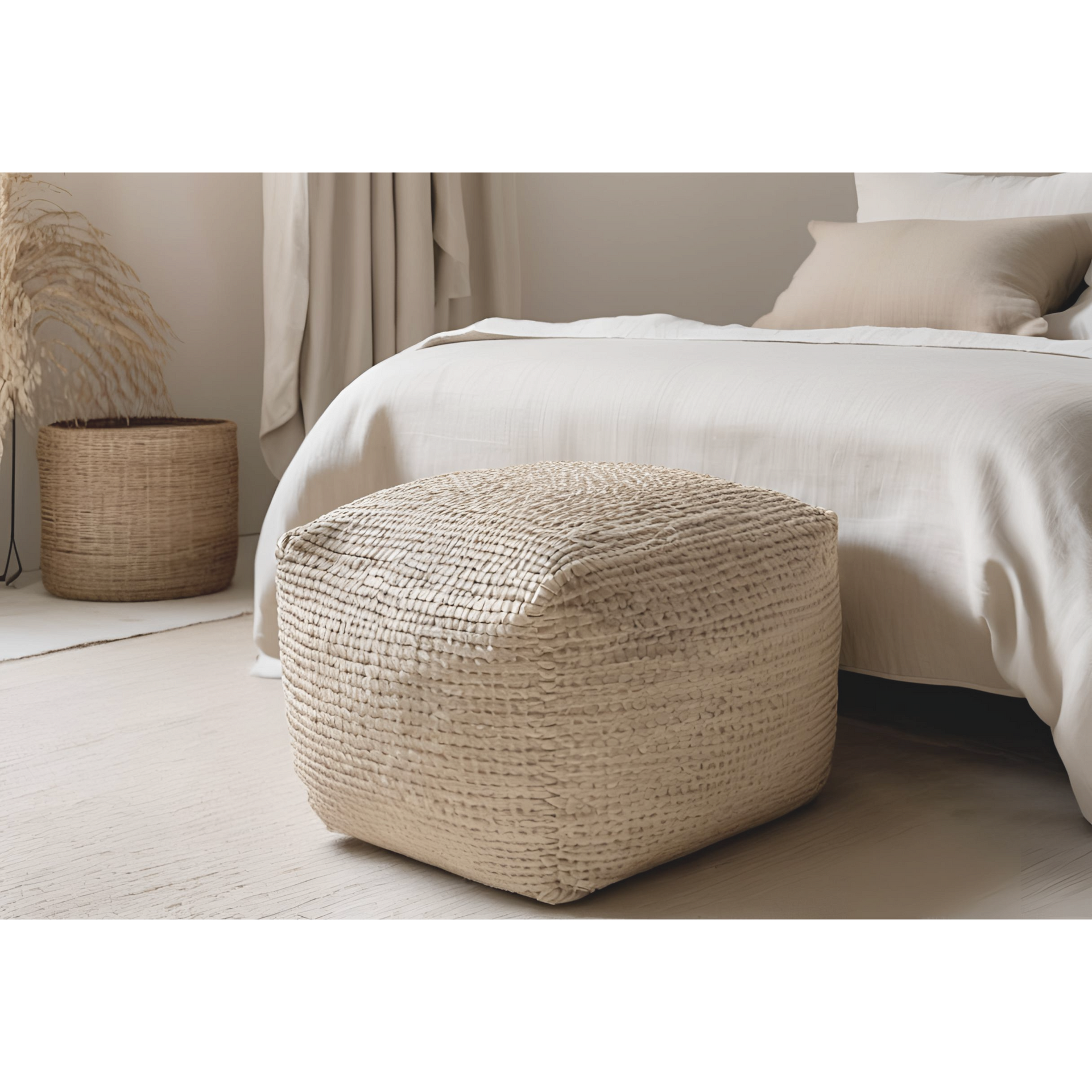 Espace d'attente moderne avec sièges en cuir couleur crème et table en bois contenant un verre d'eau et un petit plateau.