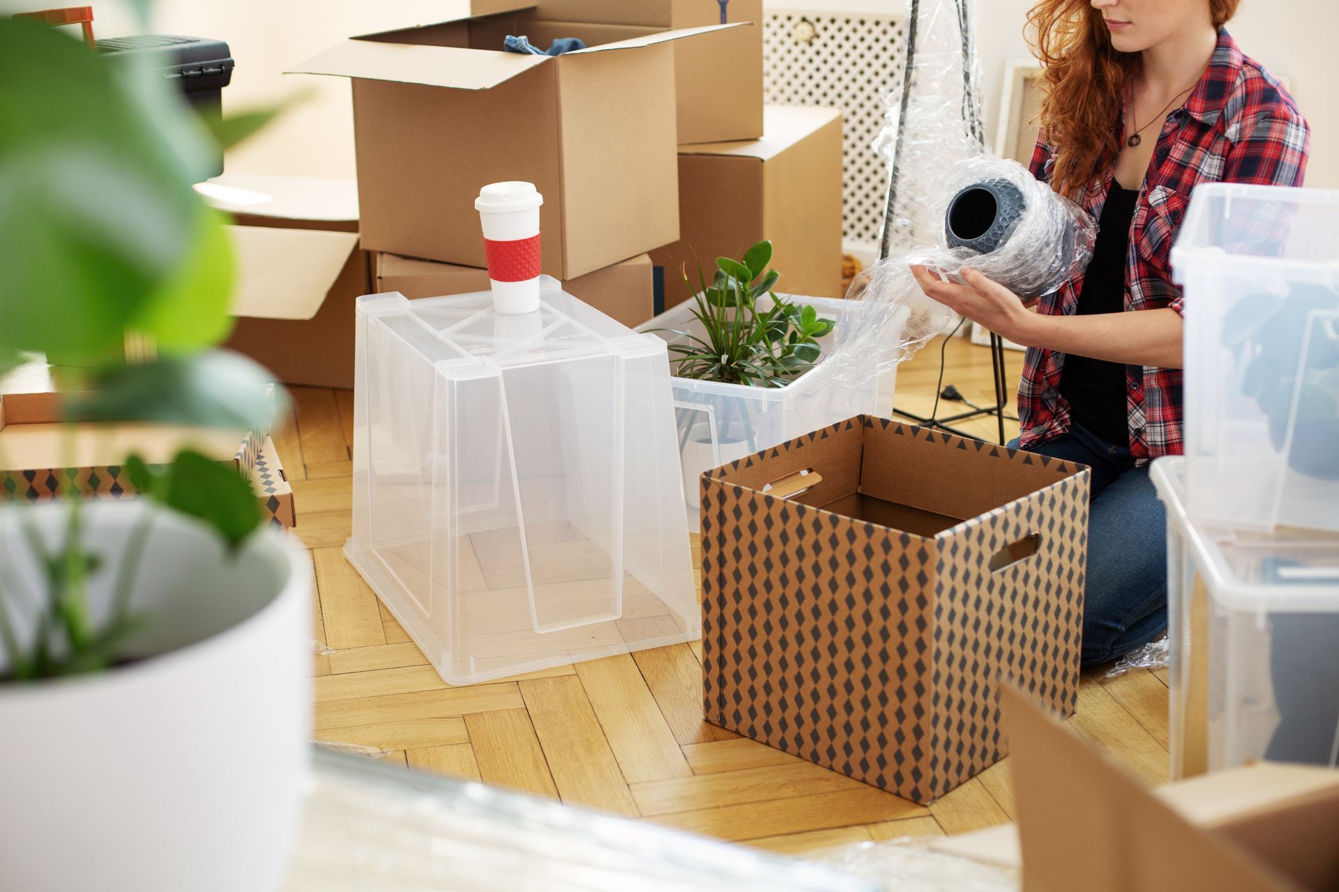 Umzugschaos, Kisten, Kartons in Wohnung