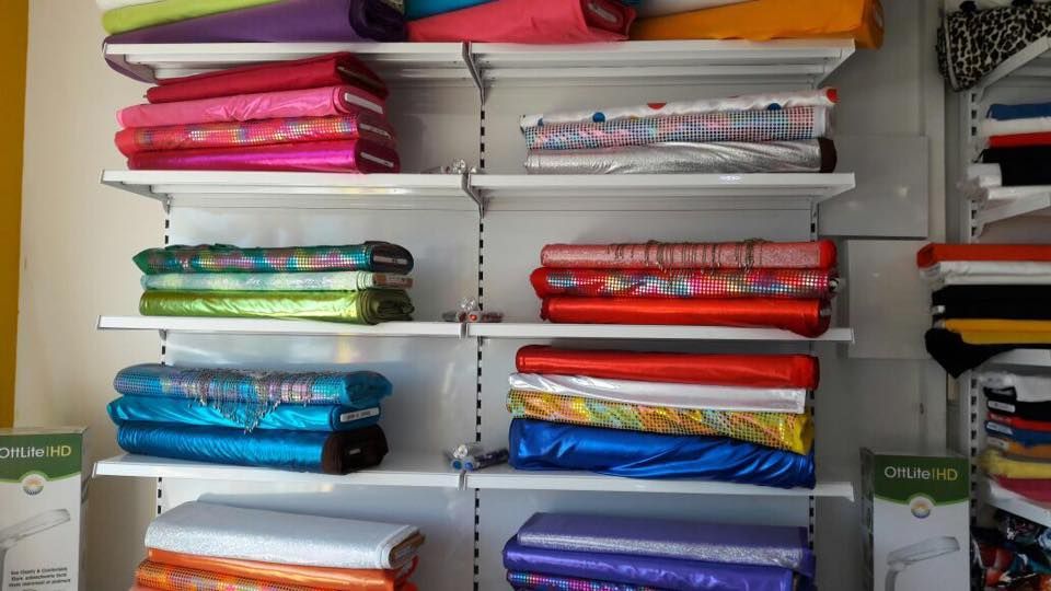 Divers tissus dans étagères