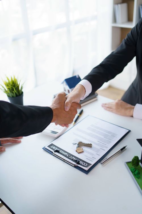 Poignée de main et contrat