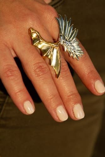 Un primer plano de la mano de una persona con un anillo en ella.