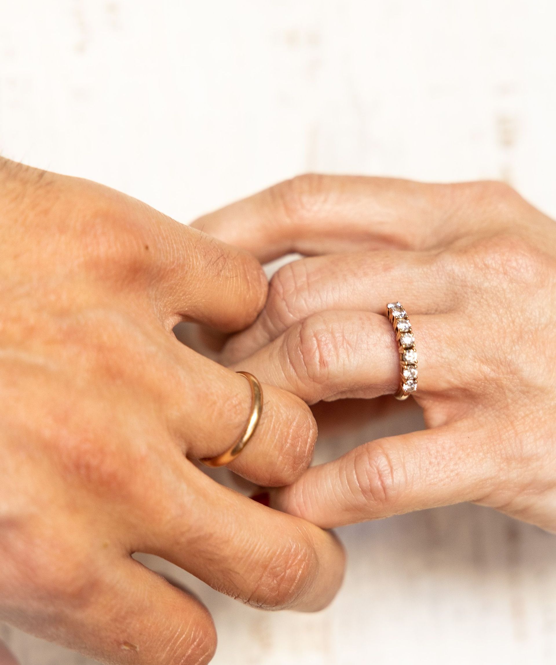 Un hombre está poniendo un anillo de bodas en el dedo de una mujer.