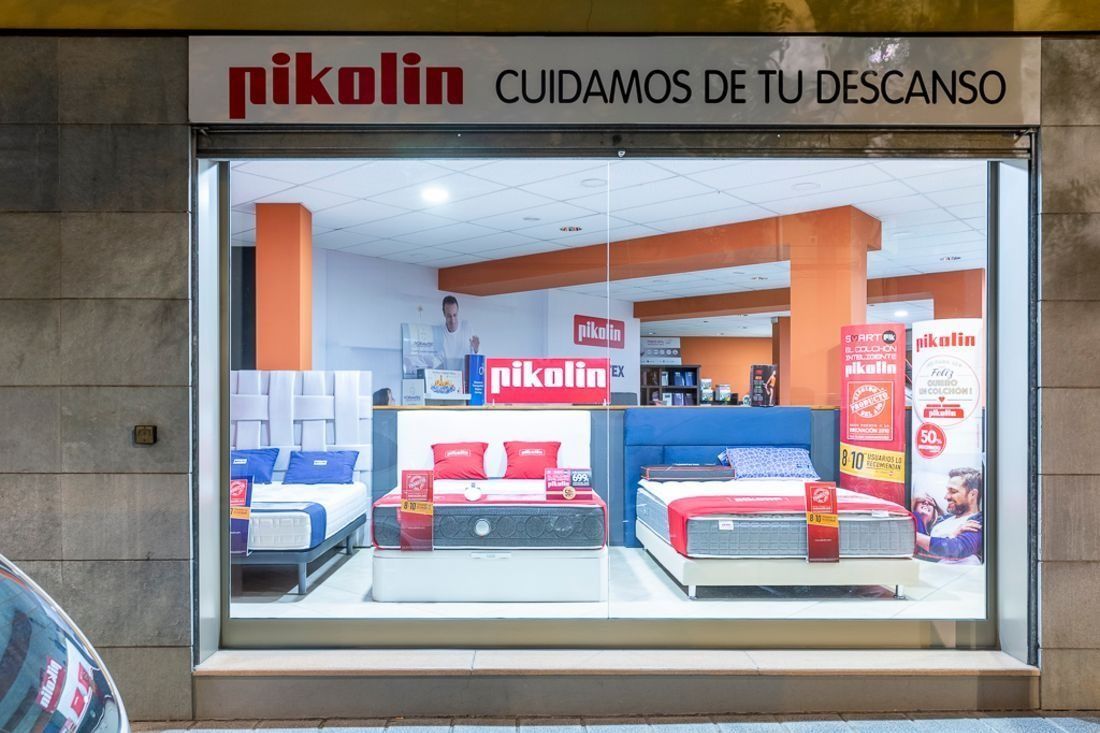 Una façana de botiga amb un rètol que diu 