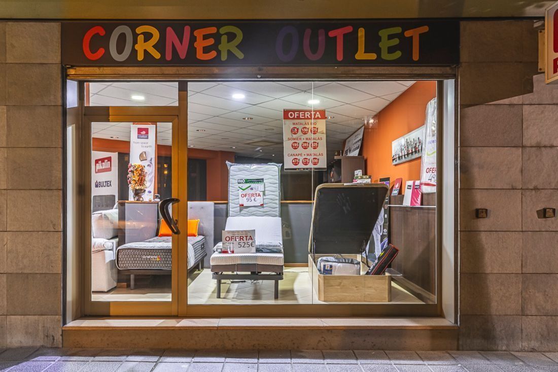 Una façana de botiga amb un rètol que diu outlet de cantonada