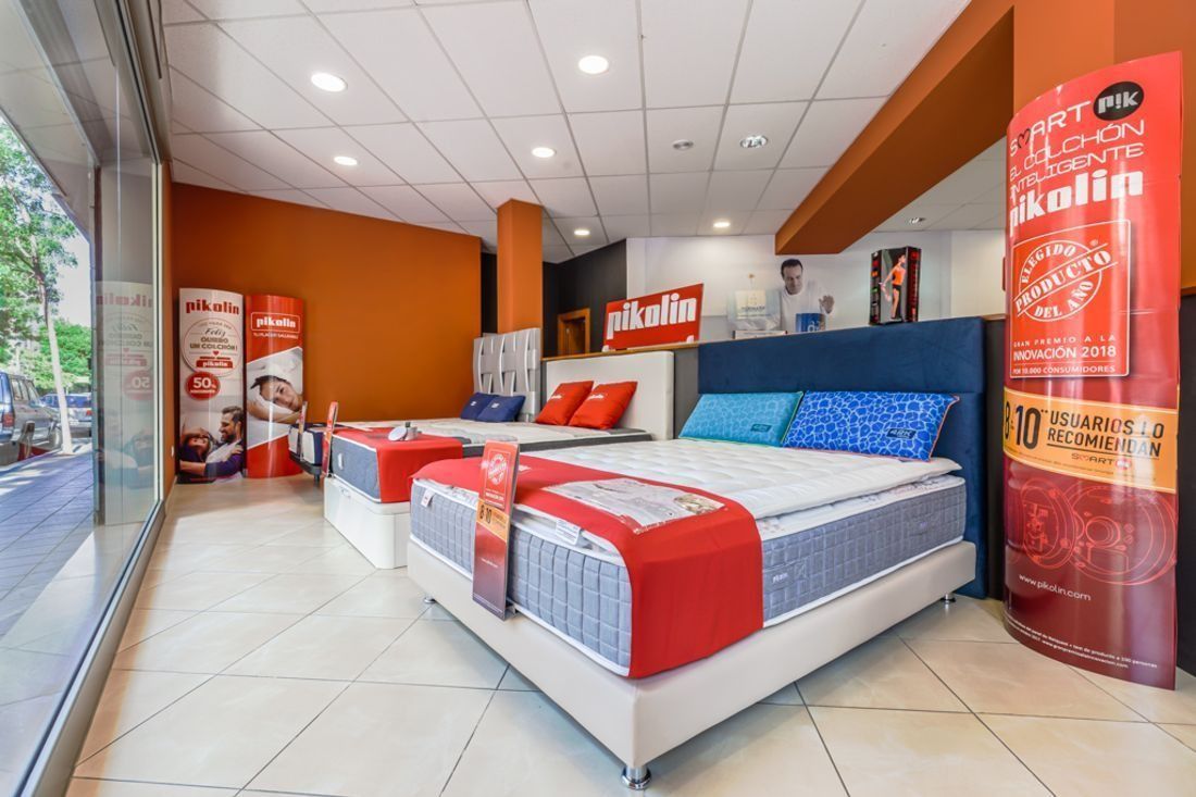 Una botiga plena de molts llits i matalassos.