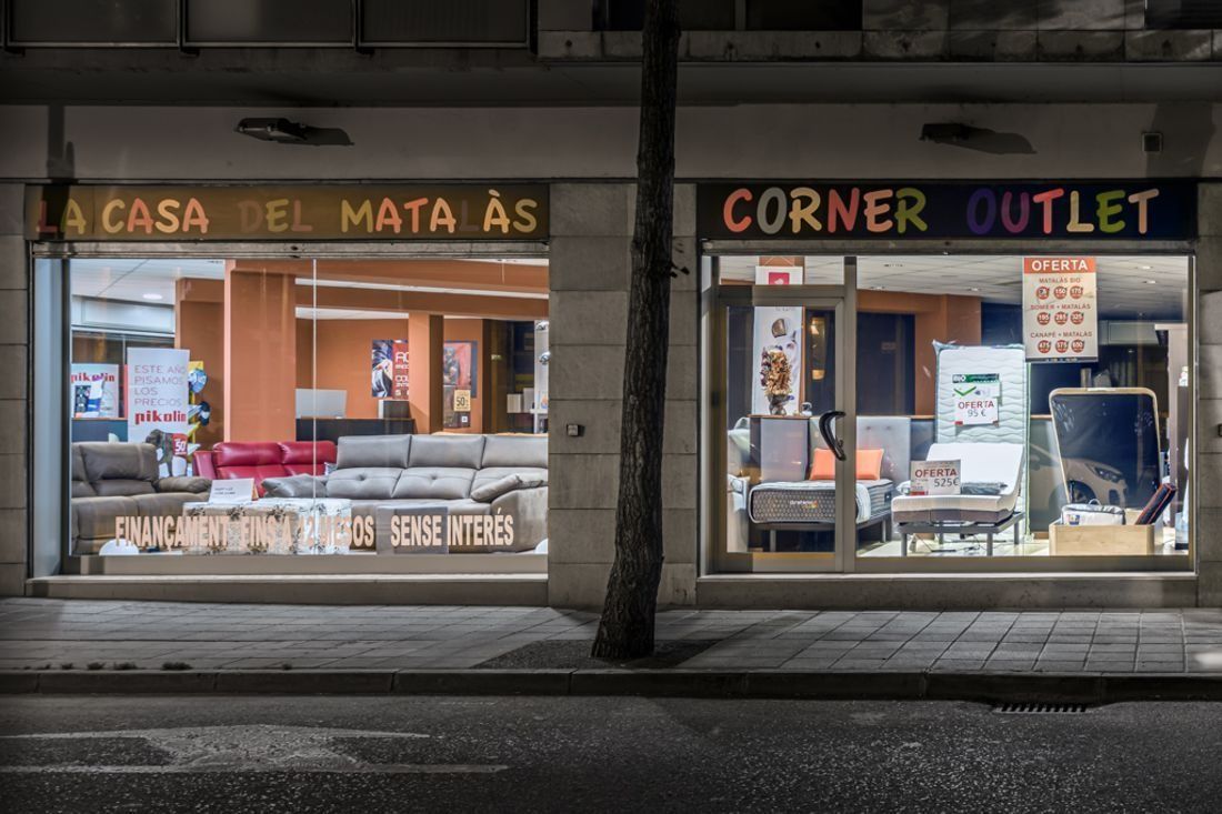 Una façana de botiga amb un rètol que diu outlet de cantonada