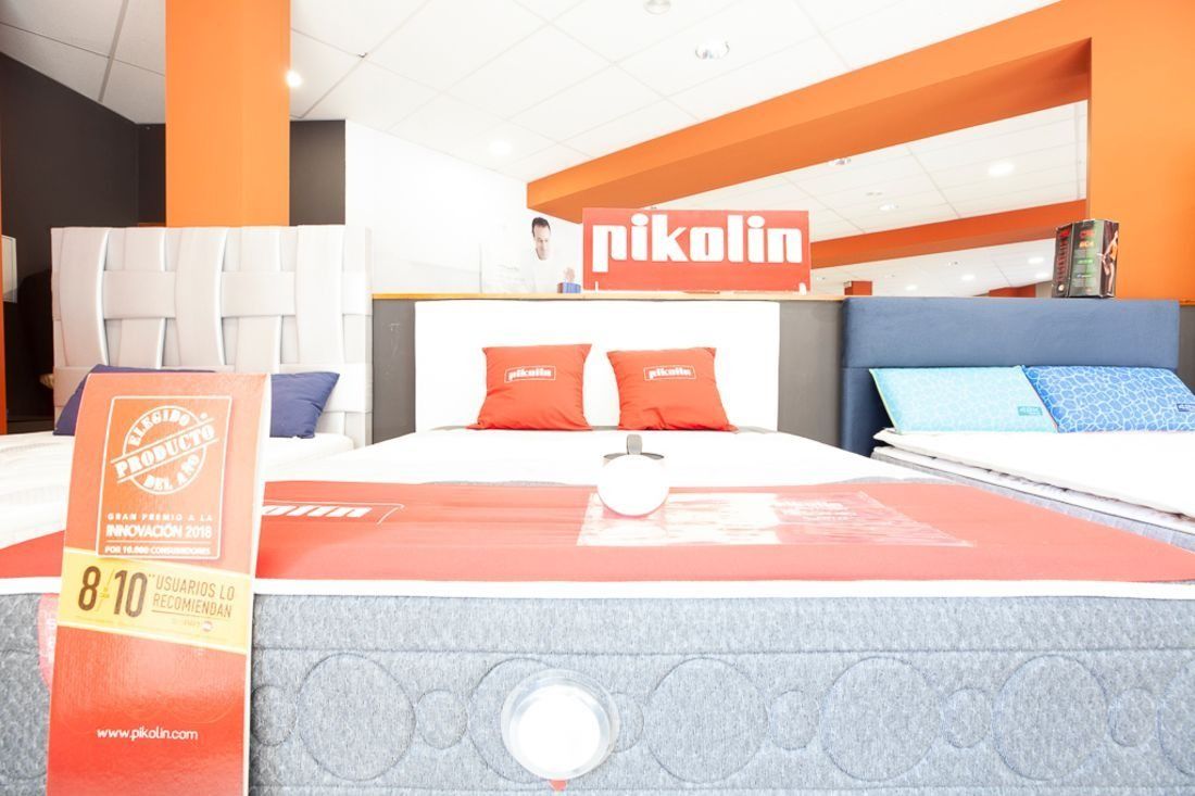 Un matalàs en una botiga amb un rètol que diu Pikolin