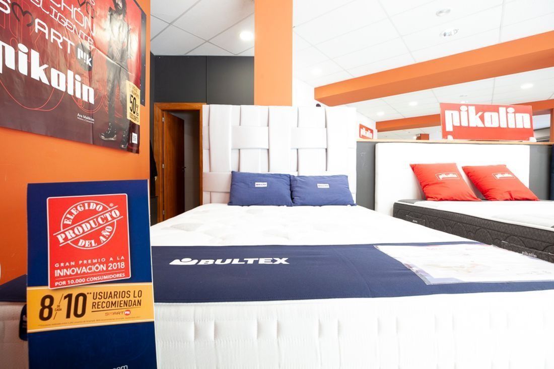 Un matalàs està exposat en una botiga.