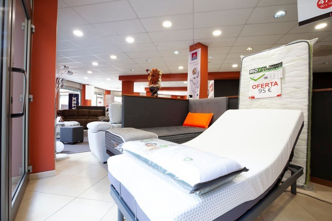 Un matalàs està exposat en una botiga.