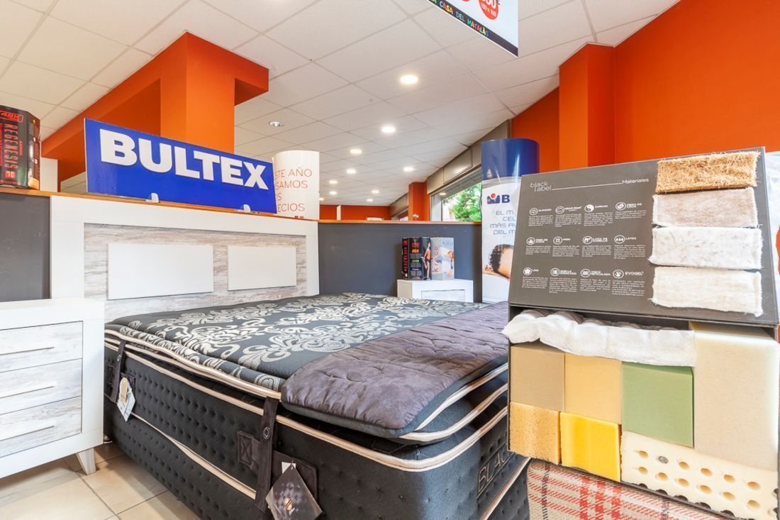 Un matalàs està exposat en una botiga sota un rètol que diu Bultex.