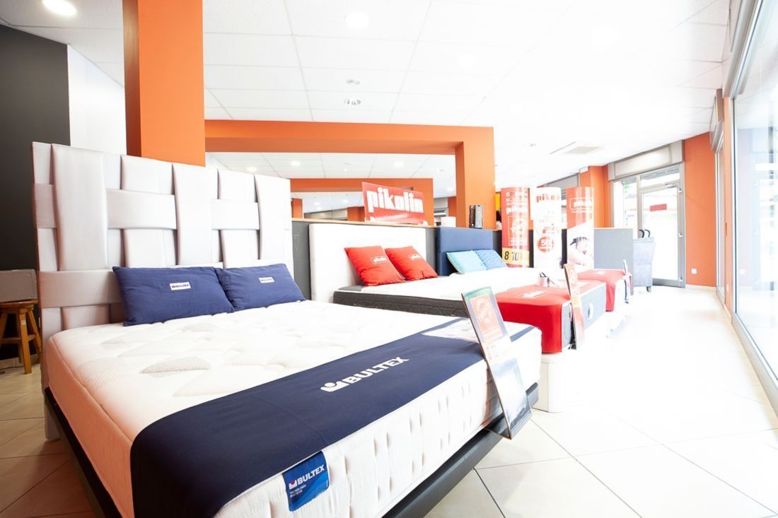 Una botiga de matalassos plena de matalassos i coixins.