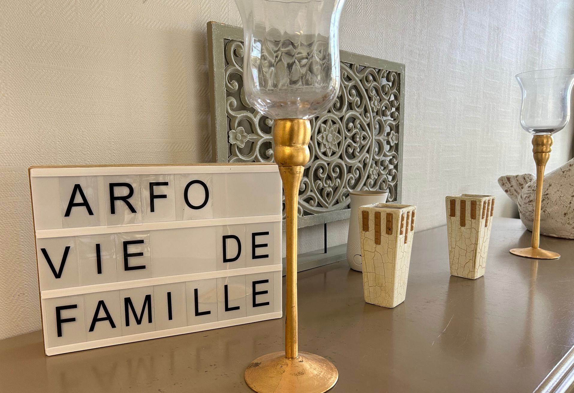 Plusieurs éléments de décoration sur une table