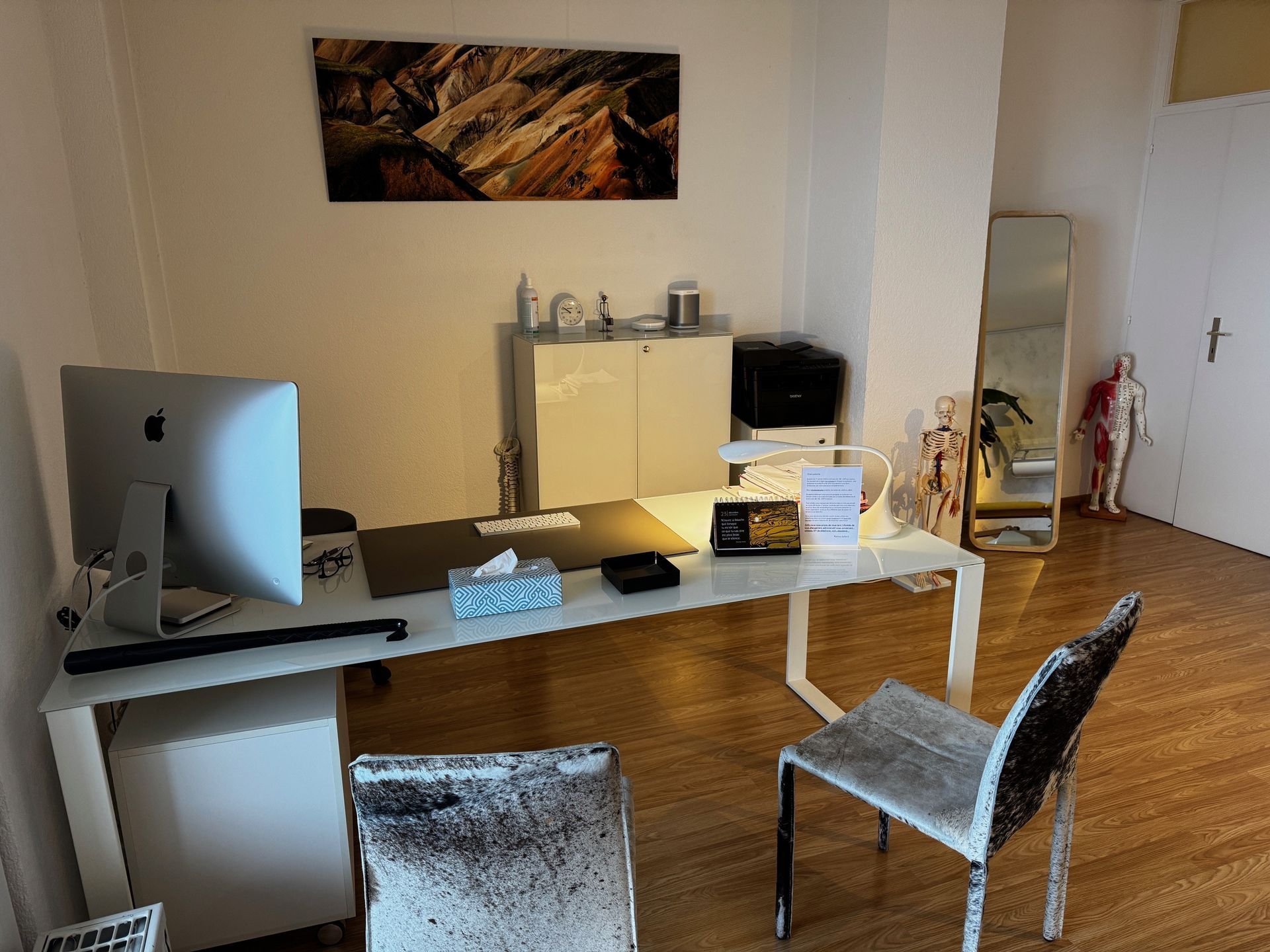 Bureau dans le cabinet d'ostéopathie de Patrice Juillard à Genève et Monthey