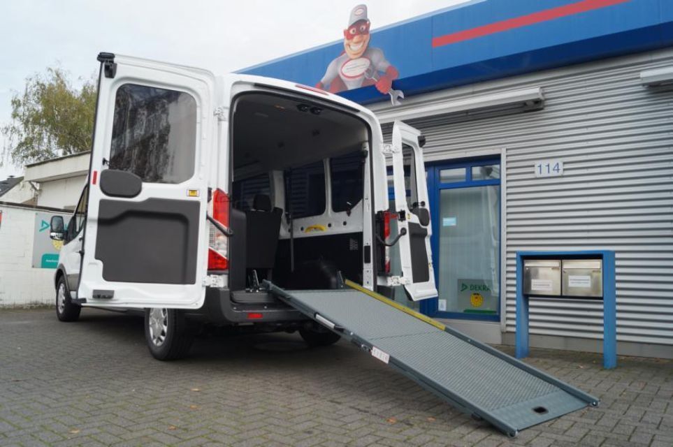 Trio Automobiltechnik GmbH Person arbeitet an einem behindertengerechten Auto