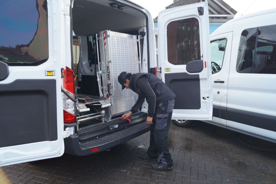 Trio Automobiltechnik GmbH Person arbeitet an einem behindertengerechten Auto