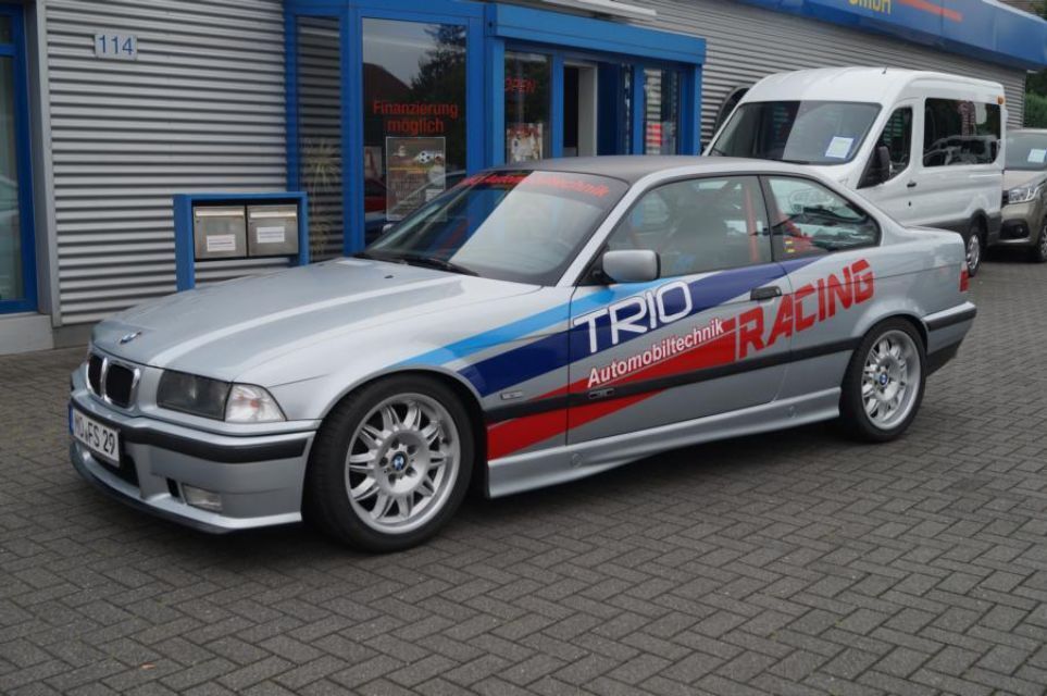 Trio Automobiltechnik GmbH Auto mit Aufklebern