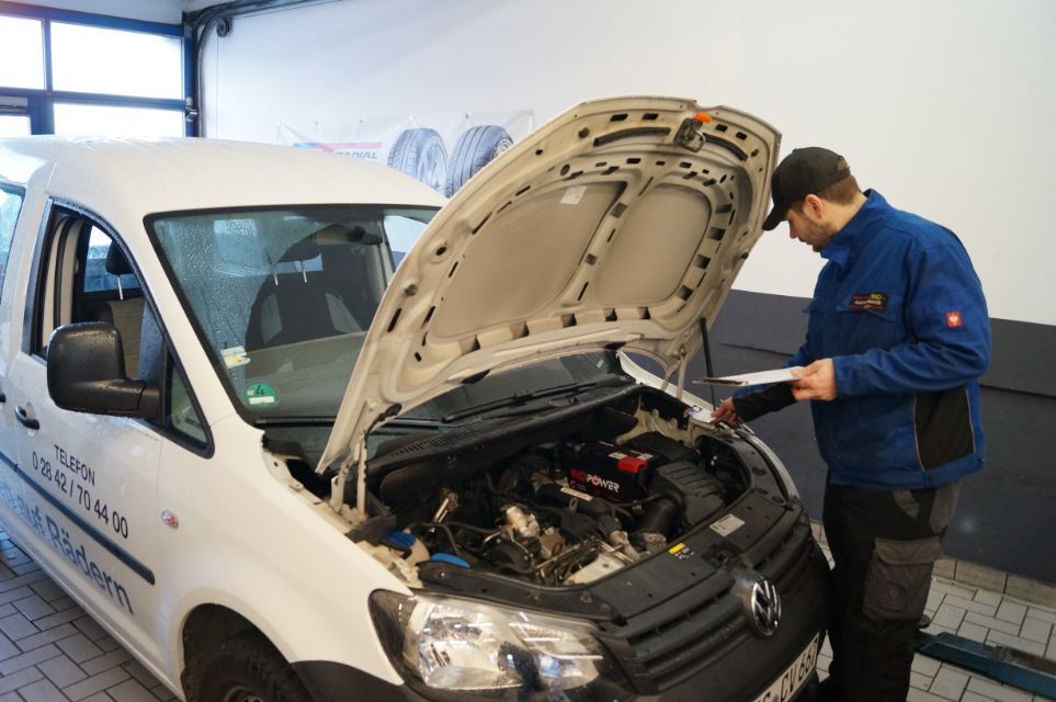 Trio Automobiltechnik GmbH Person arbeitet an einem Auto