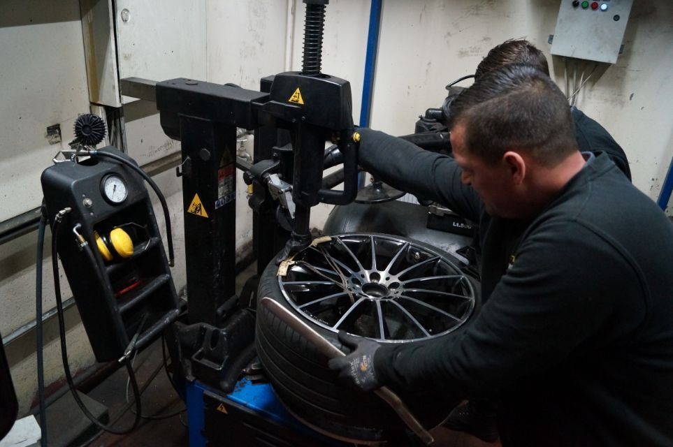 Trio Automobiltechnik GmbH Mann schaut sich eine Autofelge an