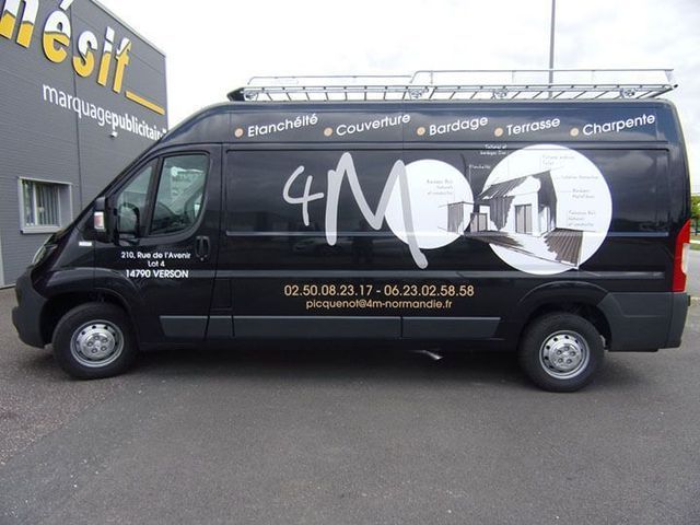 Un camion noir avec un sticker blanc