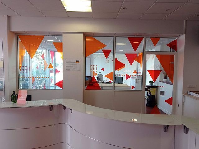 Des stickers triangulaires sur des vitres