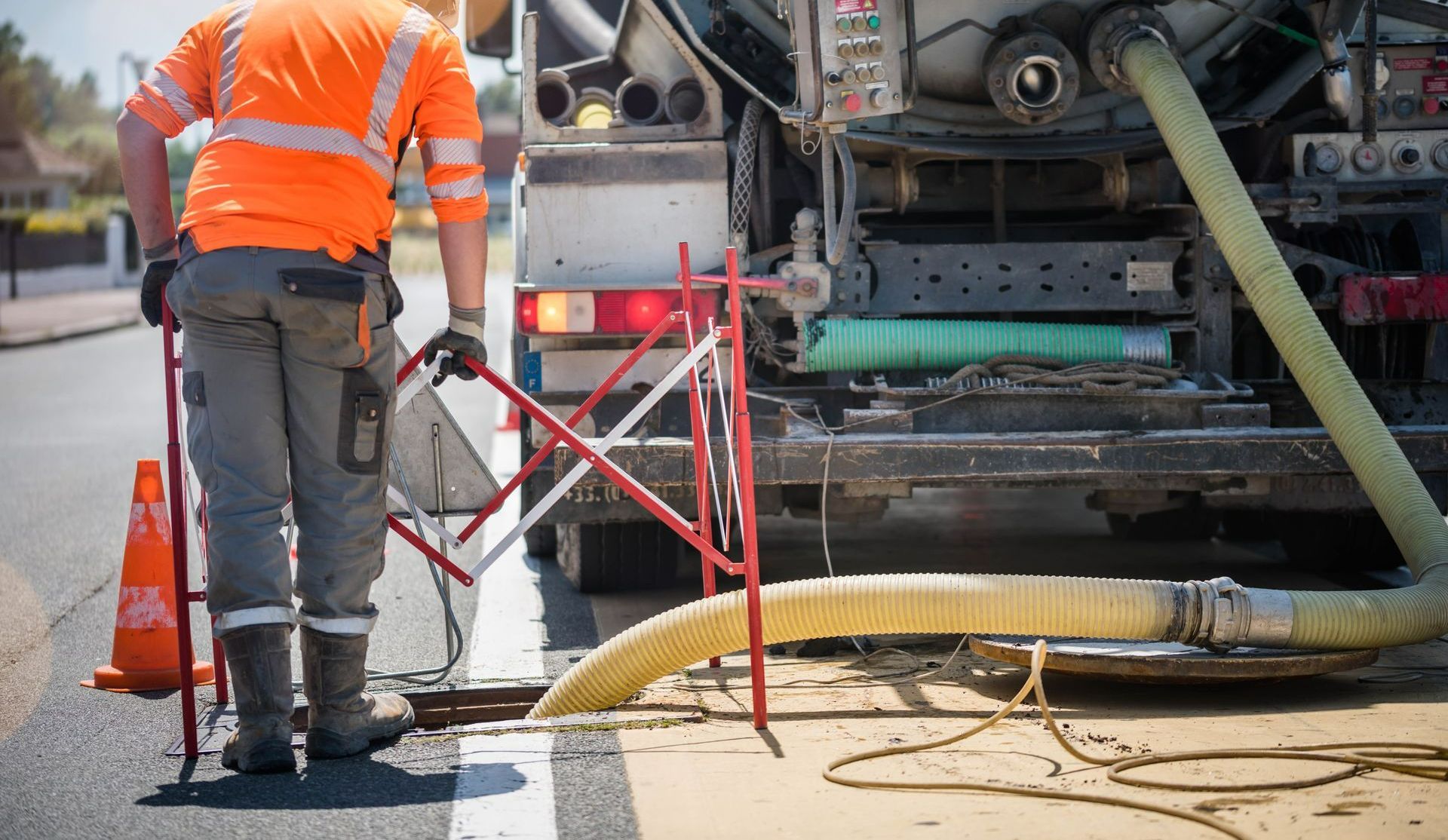 Un technicien à côté d'un camion