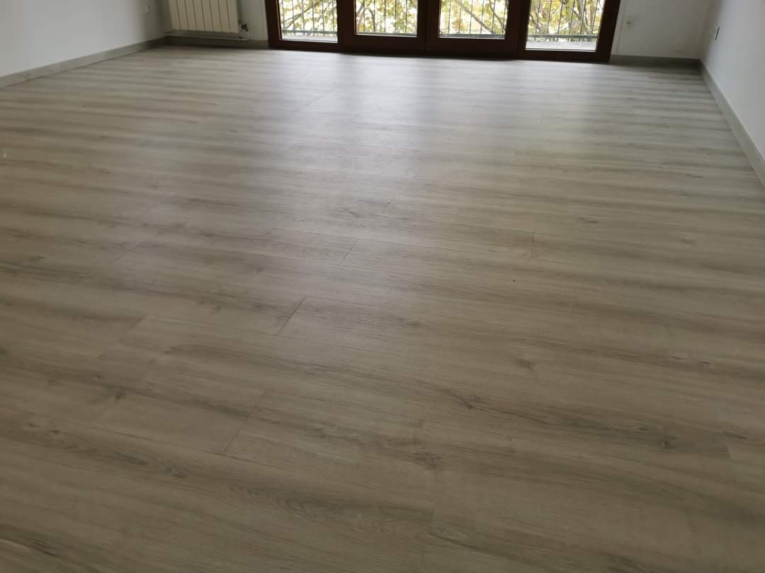 Parquet avec fenêtres en arrière-plan