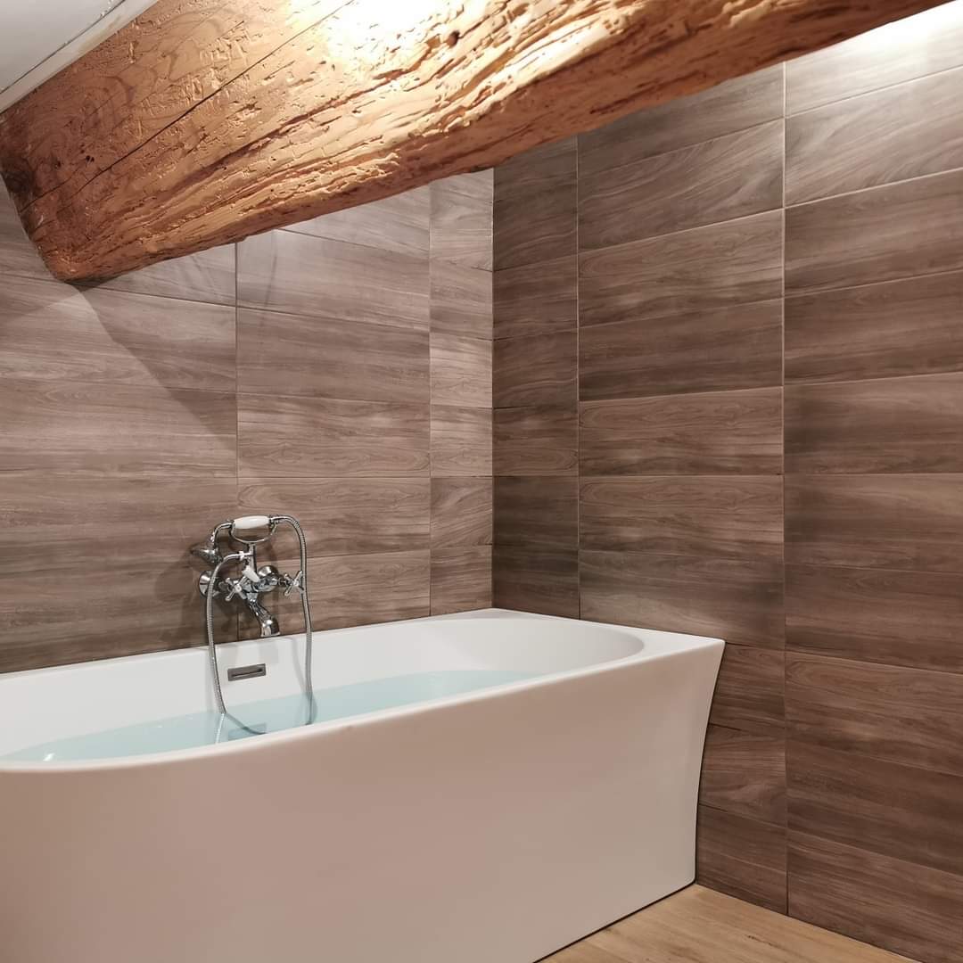 Baignoire avec une poutre apparente