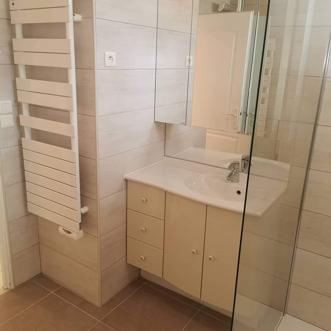 Lavabo et sèche-serviettes