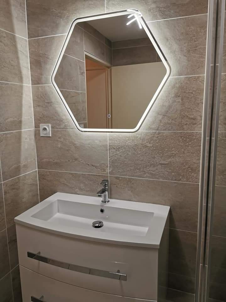 Lavabo avec un miroir hexagonal