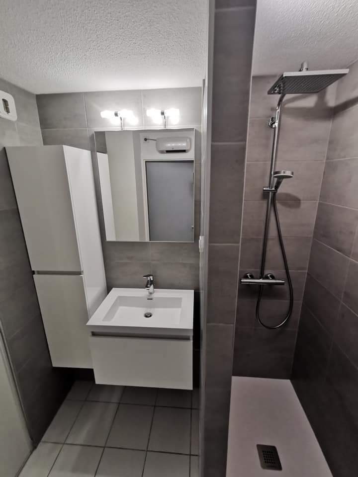 Lavabo, douche et éclairages