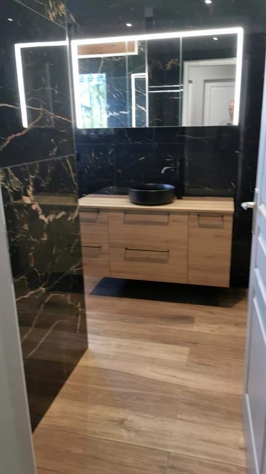 Salle de bains avec revêtement mural noir