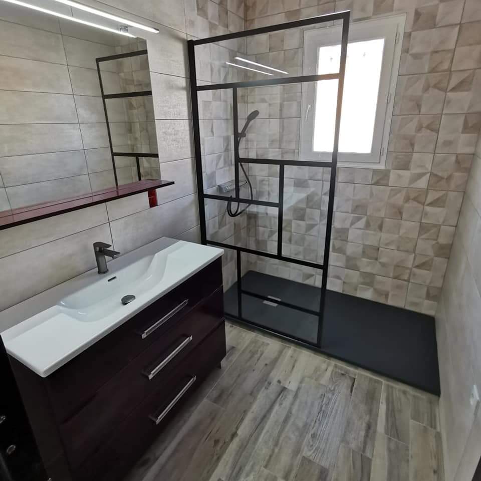 Douche moderne avec pare-douche en verre