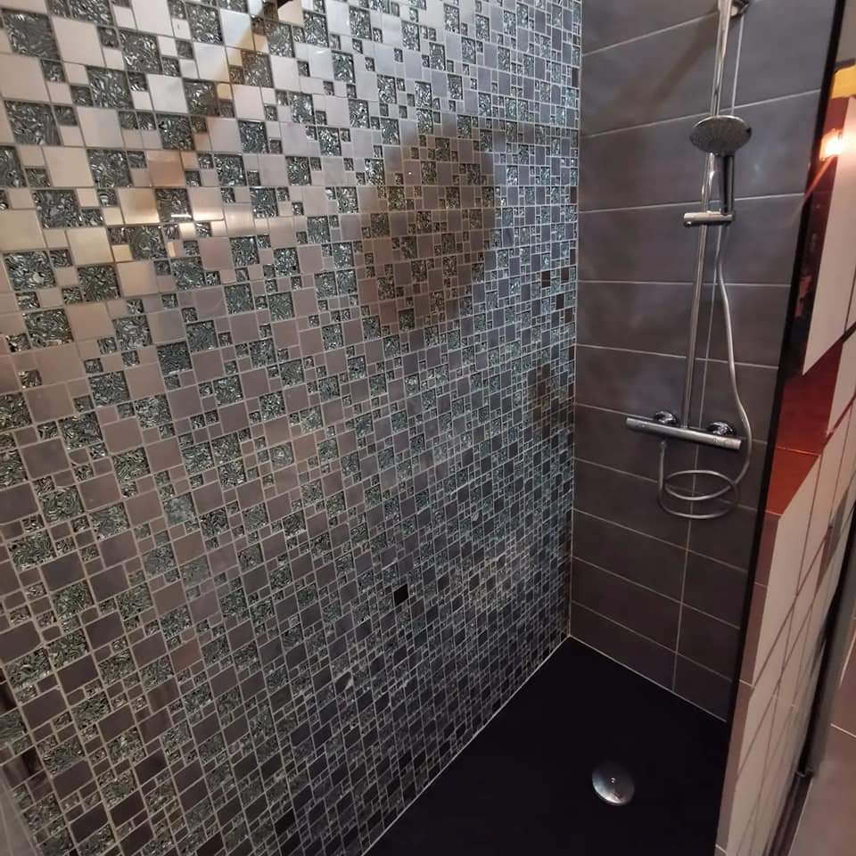 Douche avec revêtement mural
