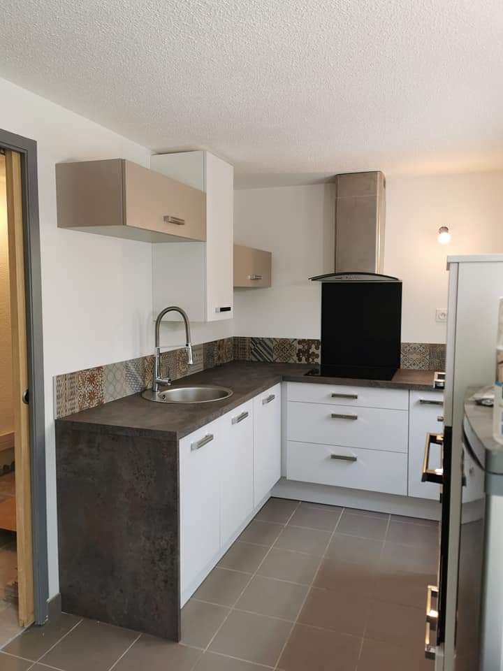 Cusine avec une crédence et une hotte