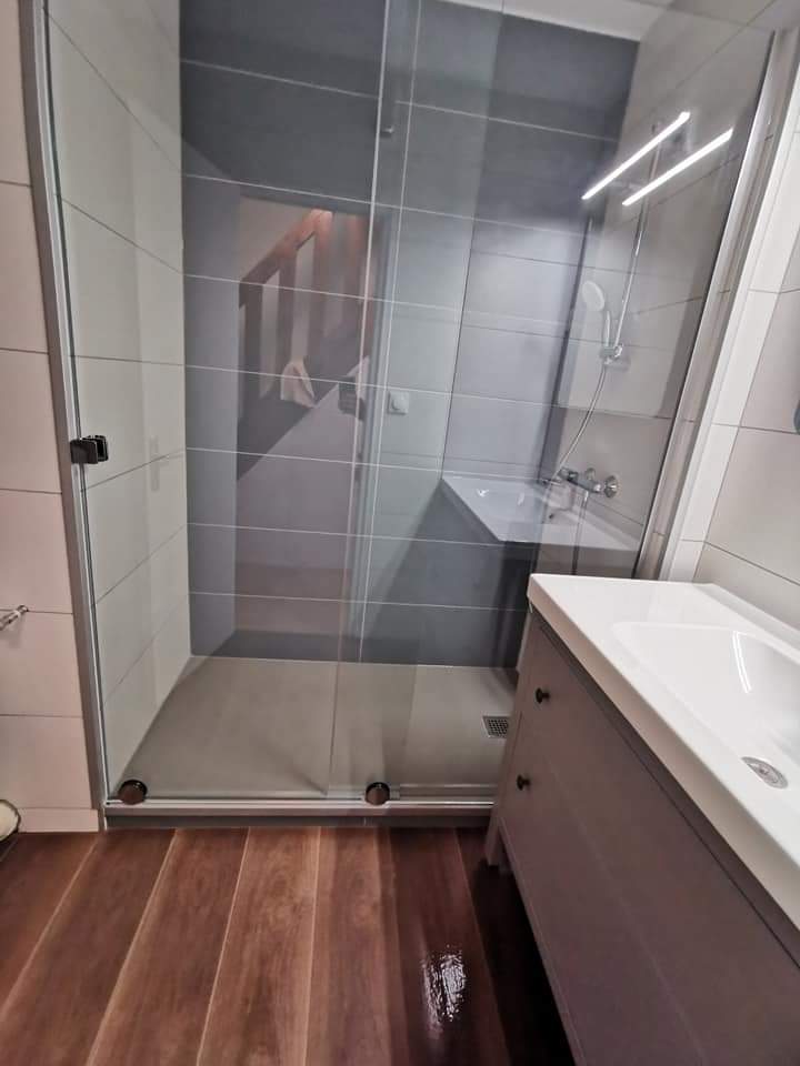 Salle de bains avec du parquet