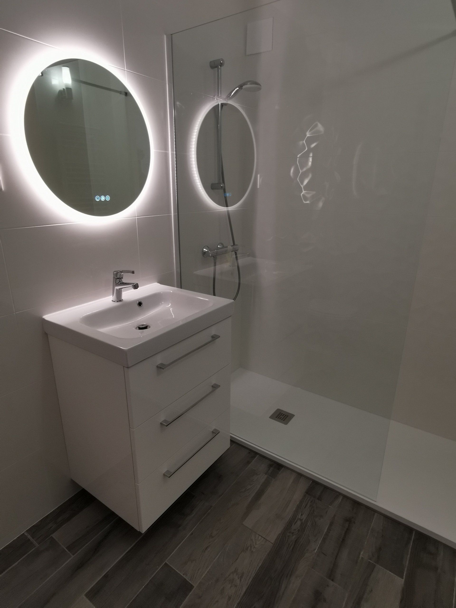 Salle de bains avec miroir, douche et lavabo