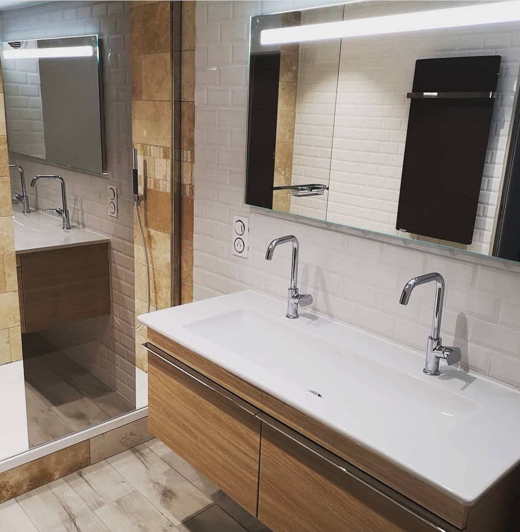 Salle de bains avec deux robinets