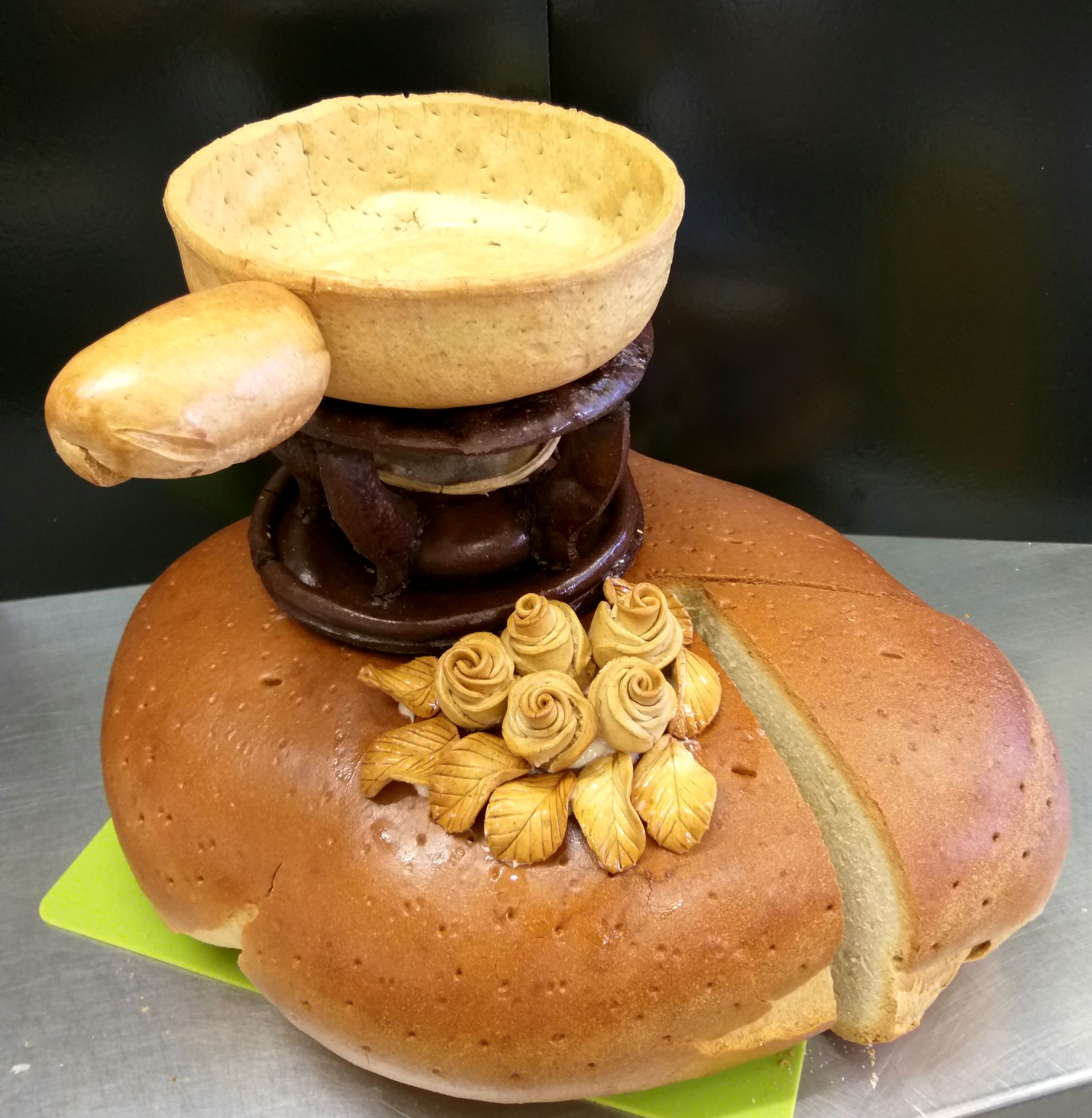 Sculpture de pain ressemblant à un service à fondue.