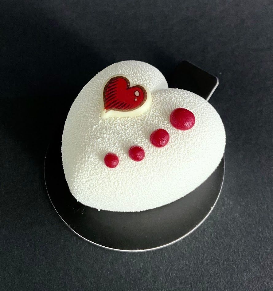 Vitrine de boulangerie : étagères de pains, viennoiseries et pains variés ; éclairage chaleureux, présentoirs en bois.